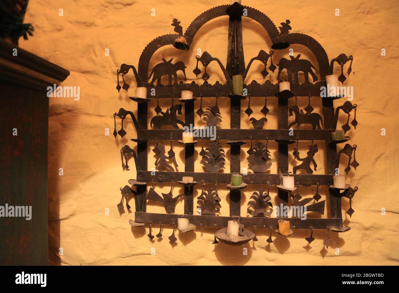 Vingt chandelier avec de nombreuses histoires à raconter... Banque D'Images