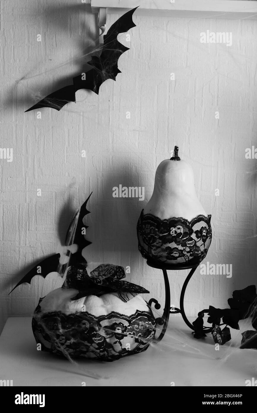 Bougies en dentelle noire porte-bougie sur table sur fond de mur blanc Banque D'Images