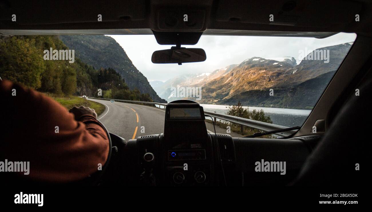 Traversez les routes sinueuses le long des Fjords de Norvège dans un camping-car Van Banque D'Images