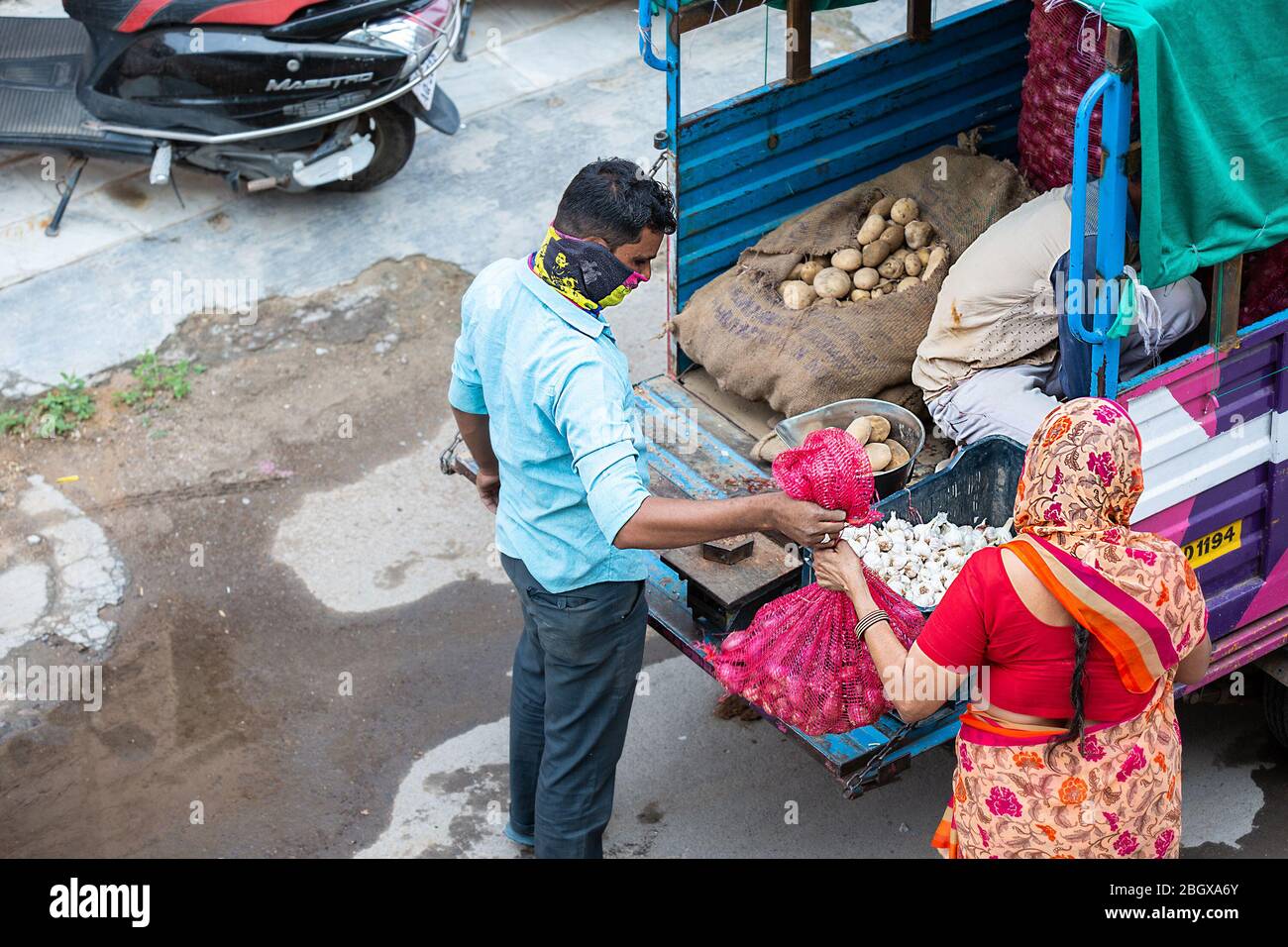 Jodhpur, Rajashtbn, Inde. 20 avril 2020. Les gens qui achètent de la nourriture, le service de livraison à domicile en raison de la fermeture, de l'éclosion de Coronavirus, de COVID-19 en inde. Banque D'Images