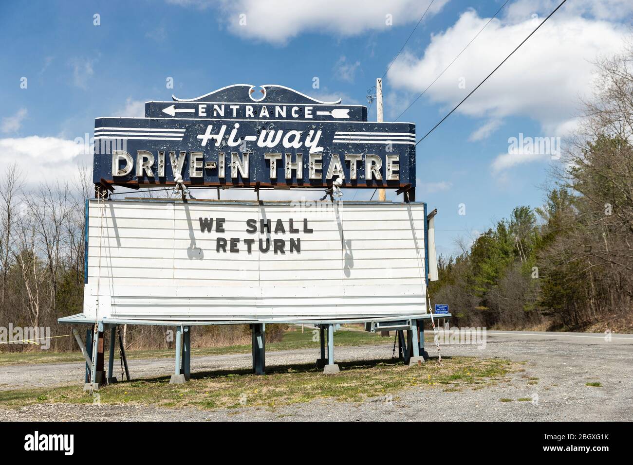 Coxsackie, NY - 22 avril 2020: Vue de l'entrée au cinéma en voiture fermé pendant la pandémie de COVID-19 sur la route nationale 9 W. Banque D'Images