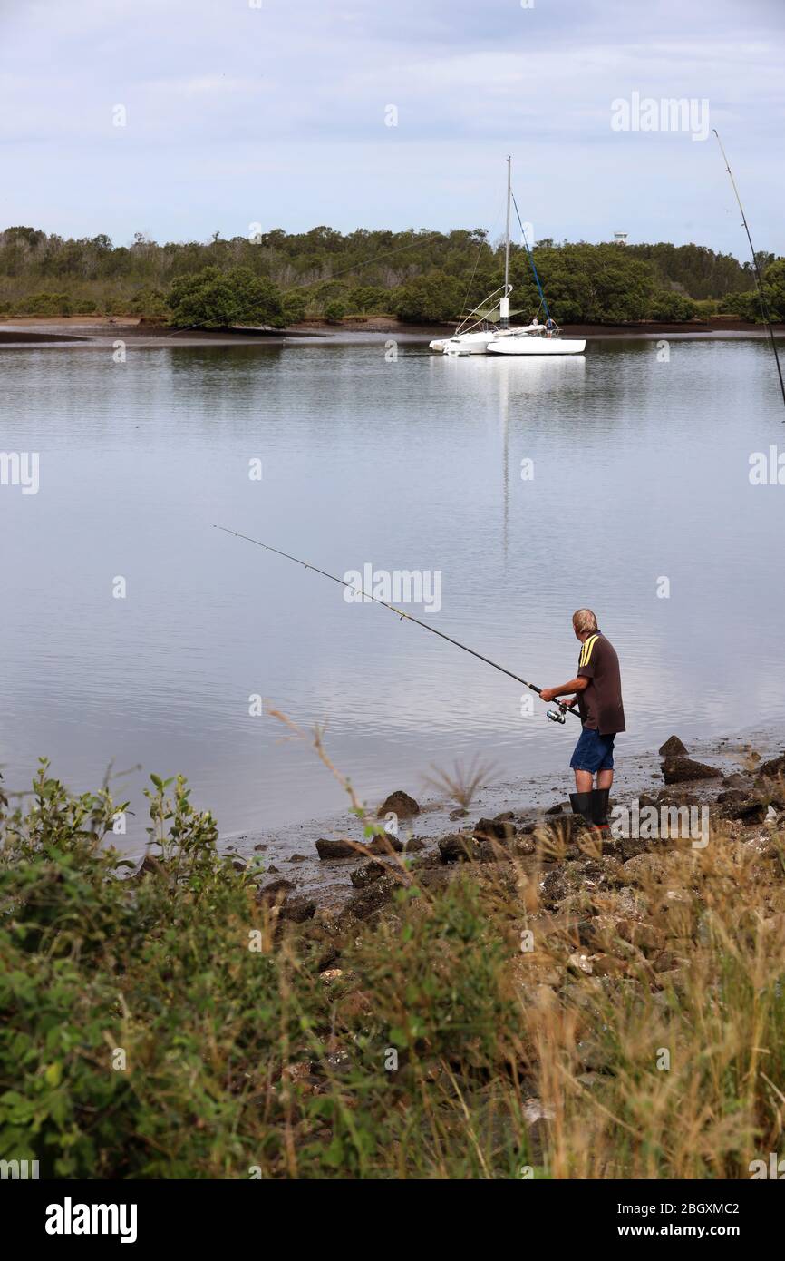 Photo: Un gars pêche le long de la rivière dehors dans la nature, un jour  chaud ensoleillé Photo Stock - Alamy