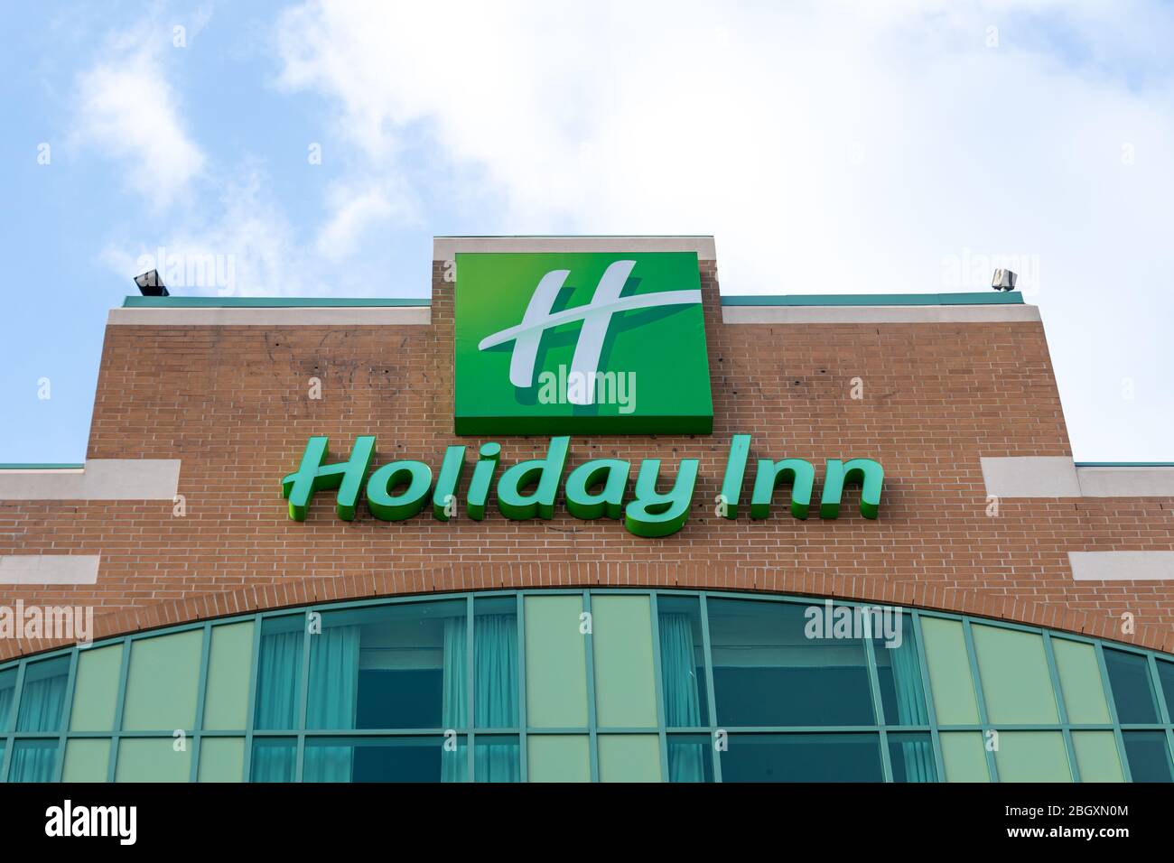 Gros plan sur le logo de l'Holiday Inn au sommet de leurs hôtels, une journée ensoleillée. Banque D'Images