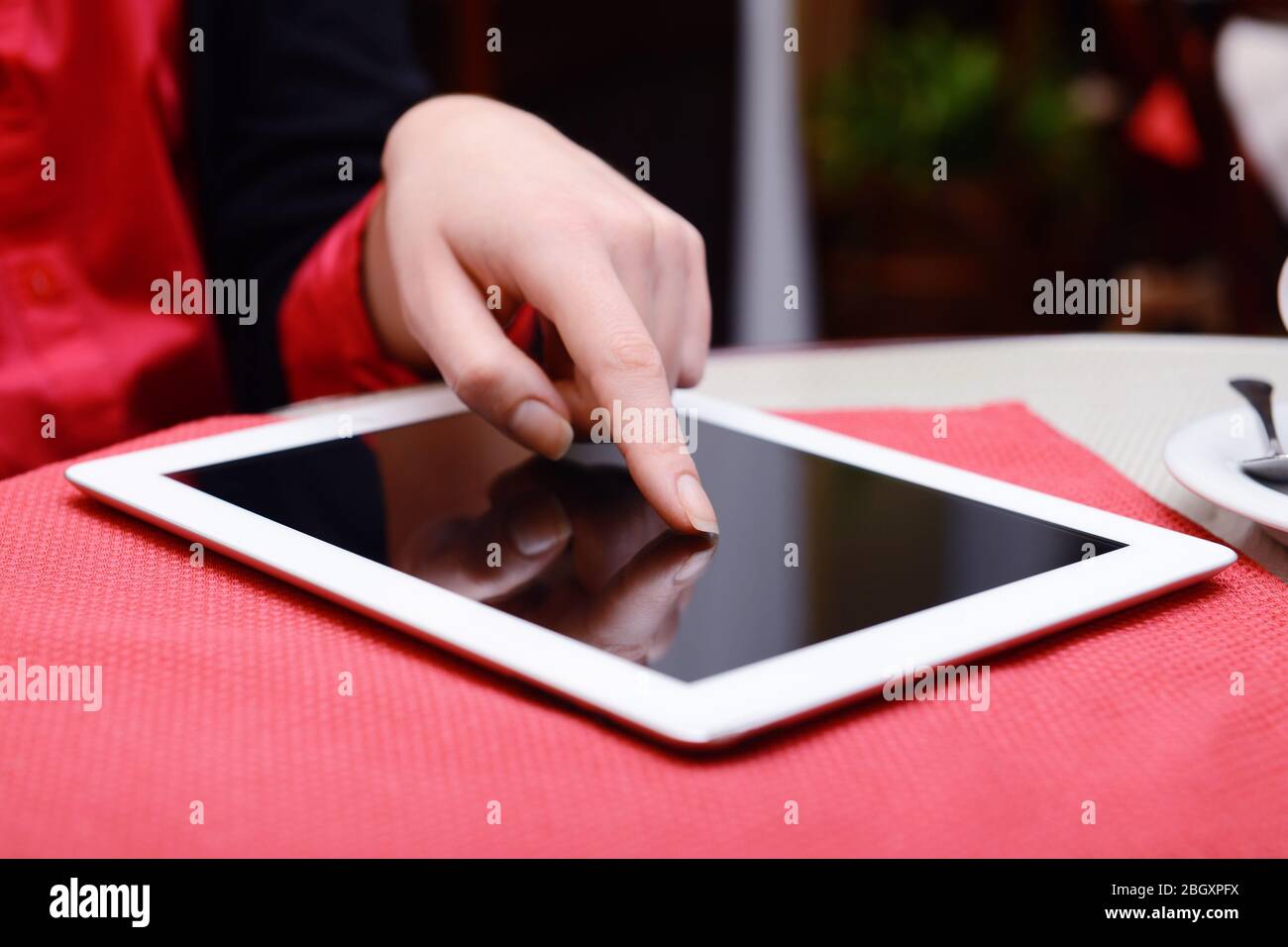 Femme avec tablette dans un café-boutique Banque D'Images