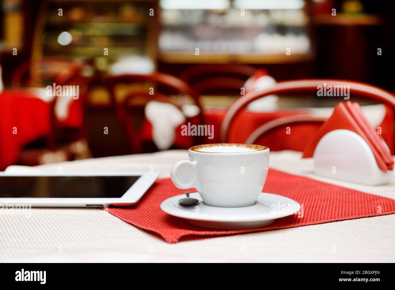 Tasse de café et tablette sur la table Banque D'Images