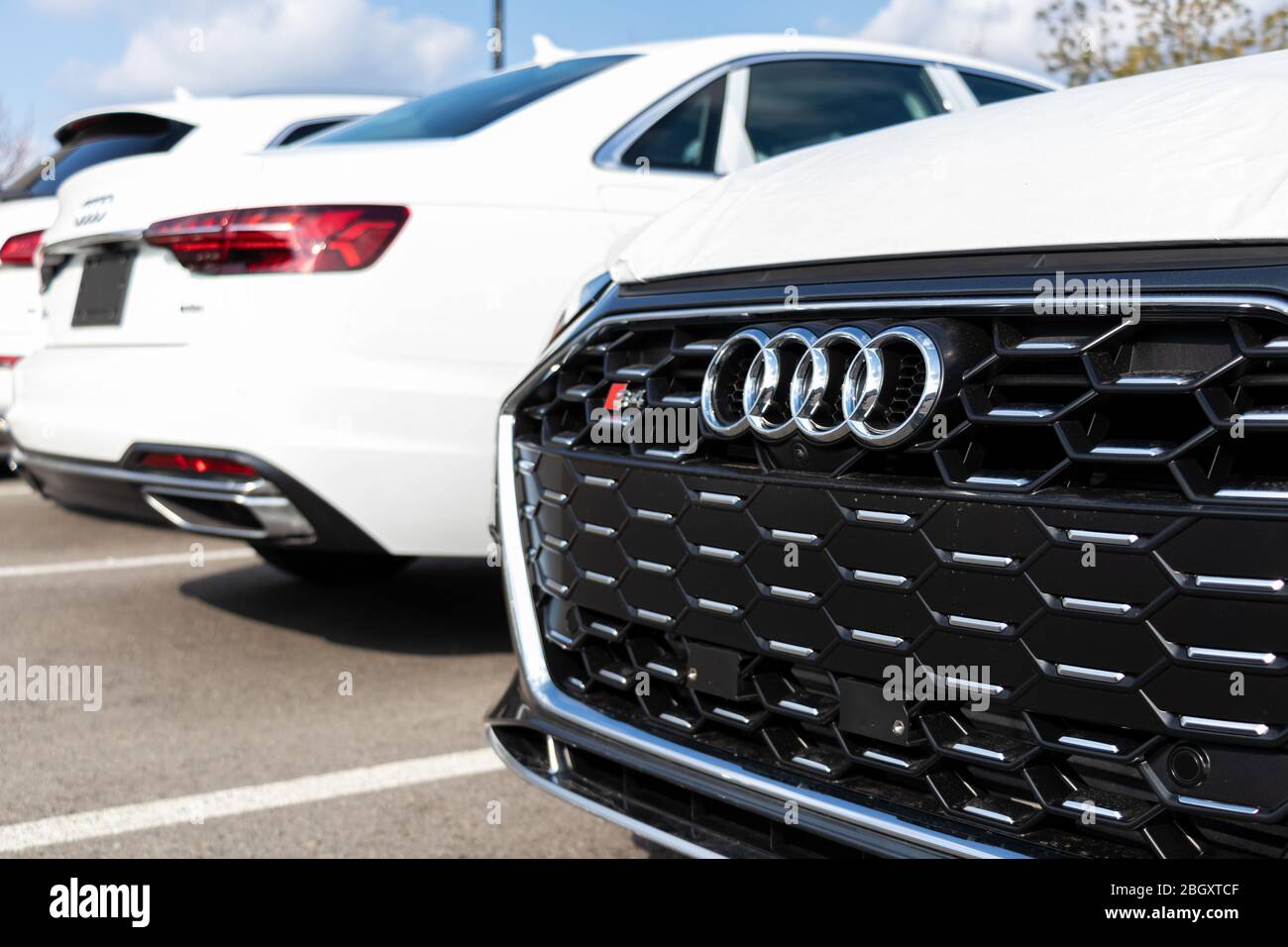 Gros plan du logo de l'emblème Audi sur une nouvelle voiture garée dans une concession. Banque D'Images