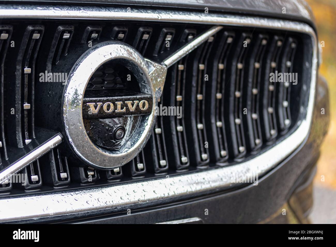 Logo / emblème de Chrome Volvo sur le devant d'une nouvelle voiture Volvo le jour des pluies. Banque D'Images