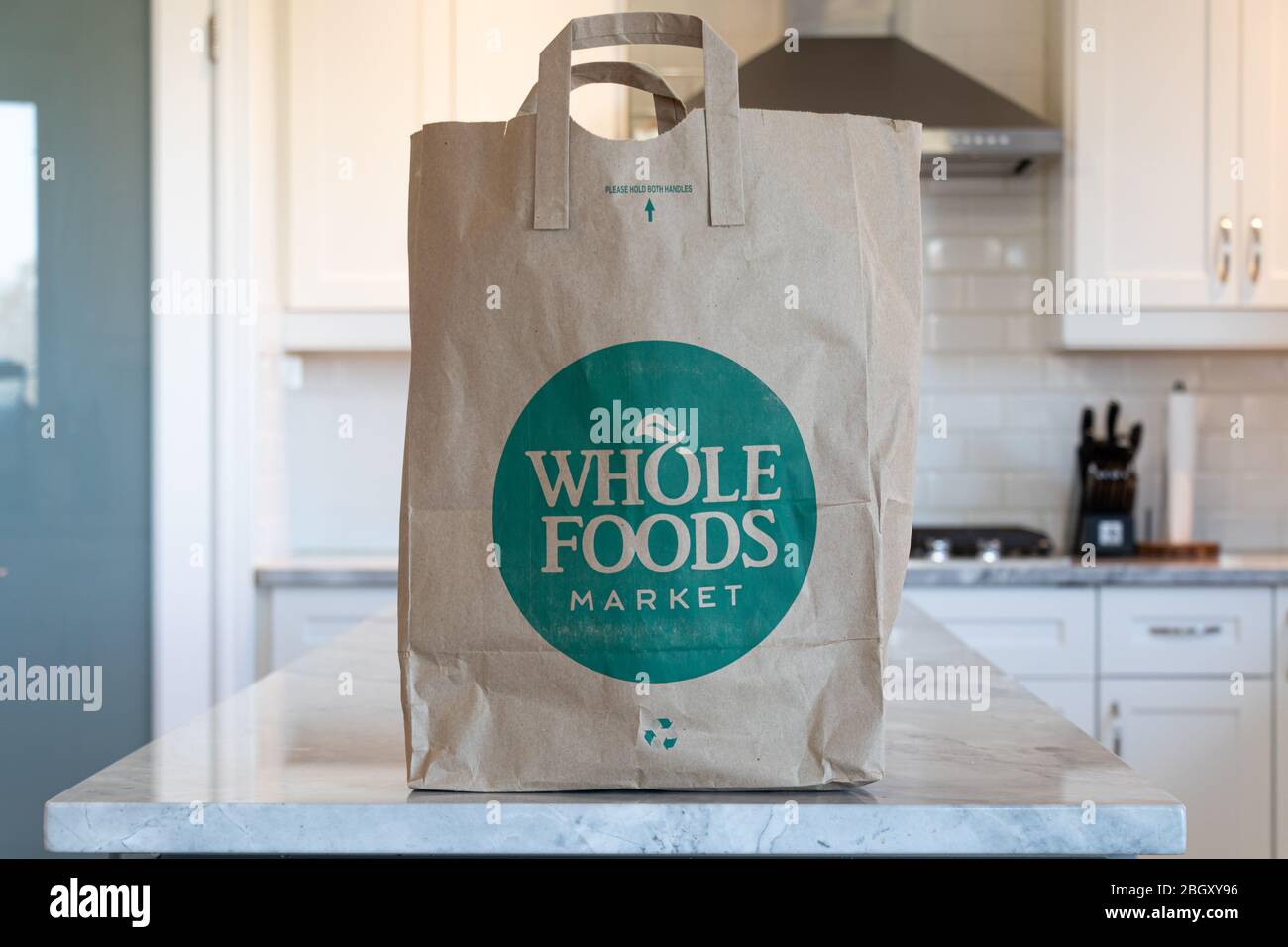 Sac alimentaire Whole Foods Market placé sur le comptoir dans une cuisine. Banque D'Images