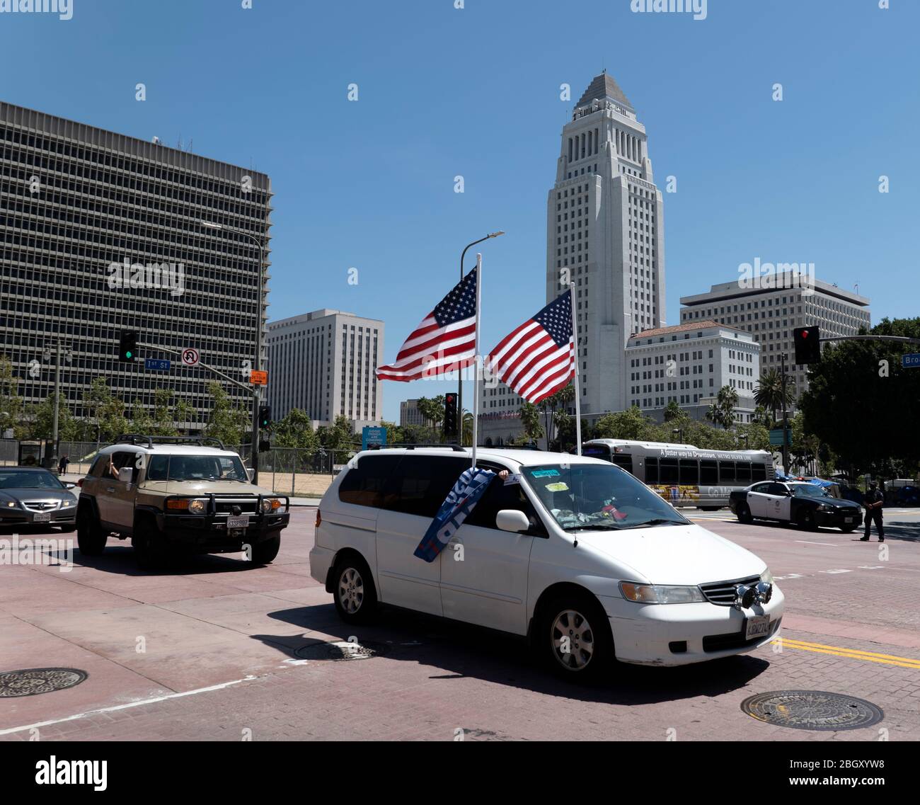 Los Angeles, CA/USA - 22 avril 2020: Les routes du bloc de police pendant la manifestation de quarantaine de l'opération Gridlock à Los Angeles Banque D'Images