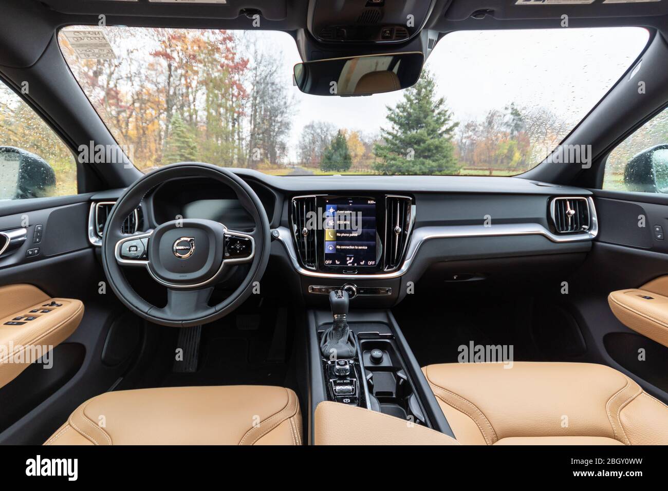 Intérieur d'une nouvelle voiture Volvo 2020, vêtue de cuir noir et brun clair. Banque D'Images