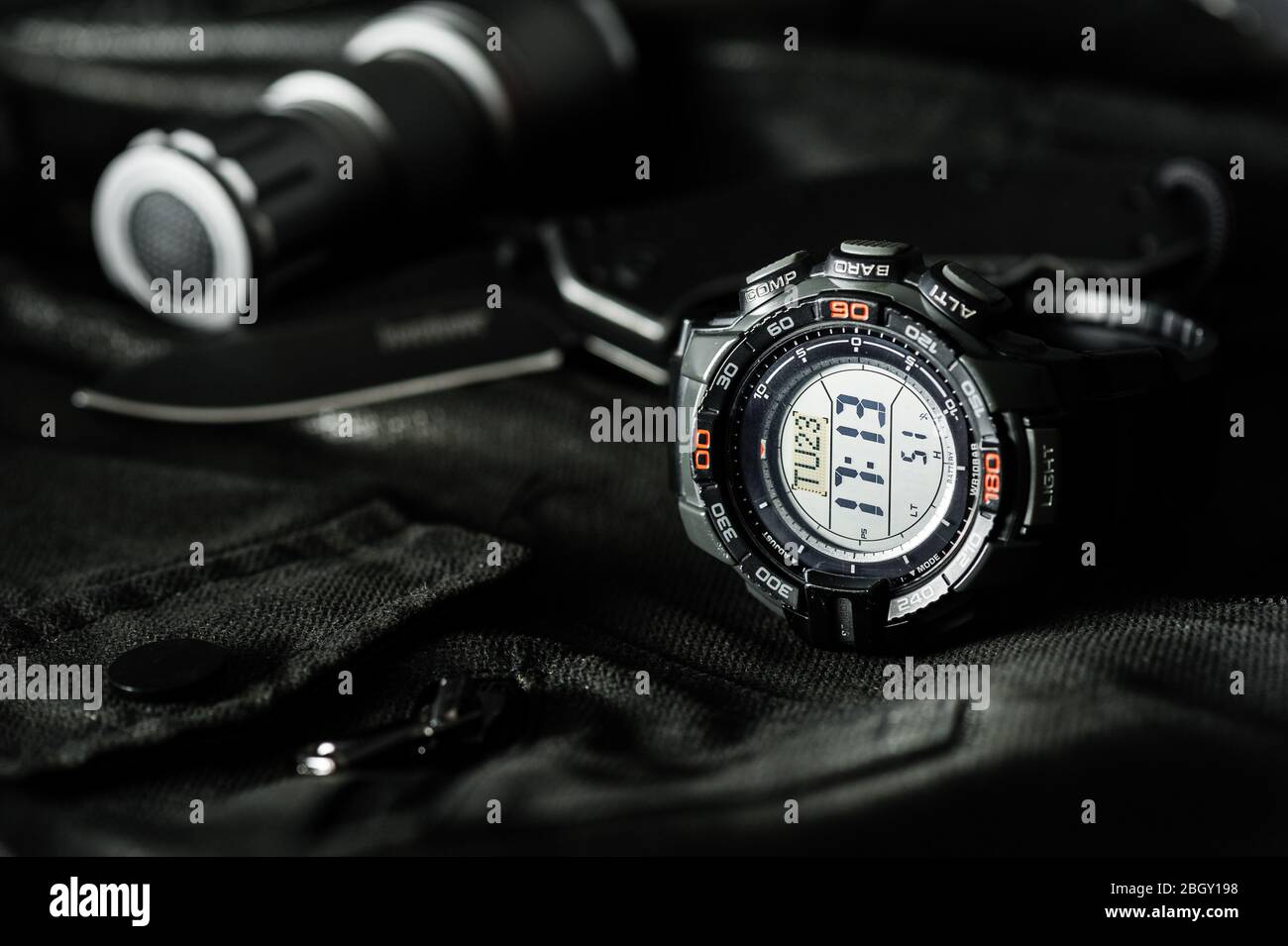 Montre numérique noire pour les activités en extérieur avec fonction chronomètre, minuteur, rétroéclairage et résistance à l'eau. Banque D'Images