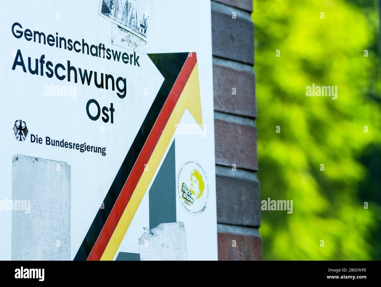 Berlin, Allemagne. 22 avril 2020. Un signe avec l'inscription 'Gemeinschaftswerk Aufschwung Ost' est attaché à un mur d'une maison. Le 8 mars 1991, le gouvernement fédéral a approuvé le programme. Il était destiné à promouvoir l'économie de l'Allemagne de l'est. Crédit: Jens Kalaene/dpa-Zentralbild/ZB/dpa/Alay Live News Banque D'Images