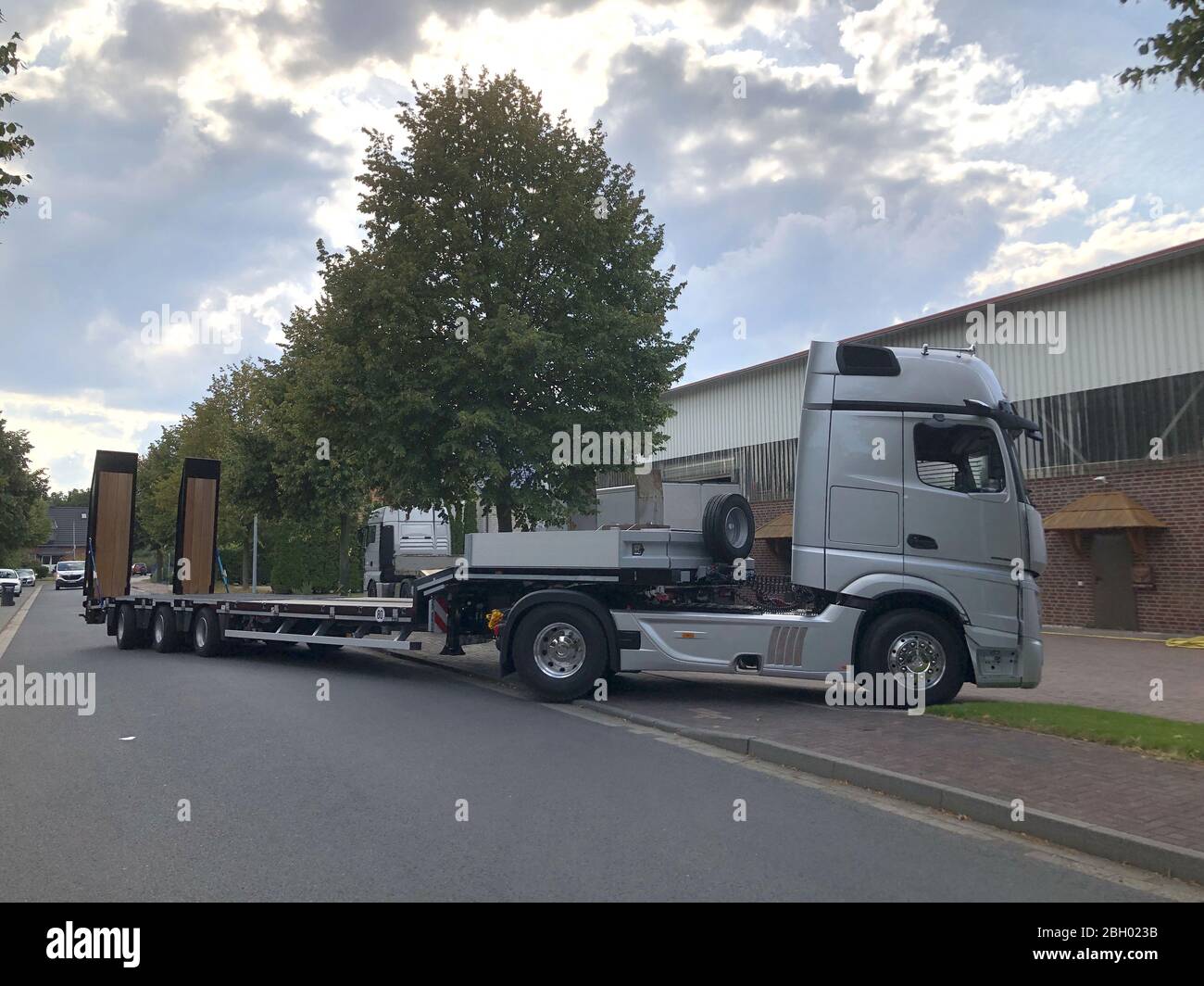 Camion avec remorque double ou semi-camion double Banque D'Images