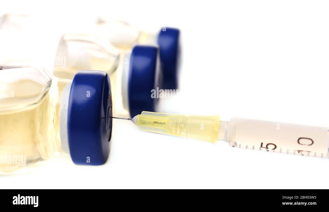 Ampoules médicales avec seringue isolée sur blanc Banque D'Images