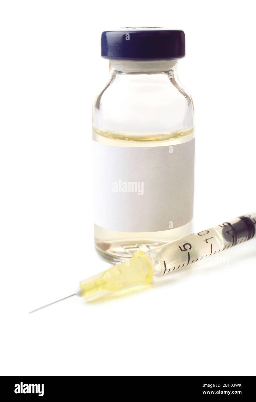Ampoule médicale avec seringue isolée sur blanc Banque D'Images