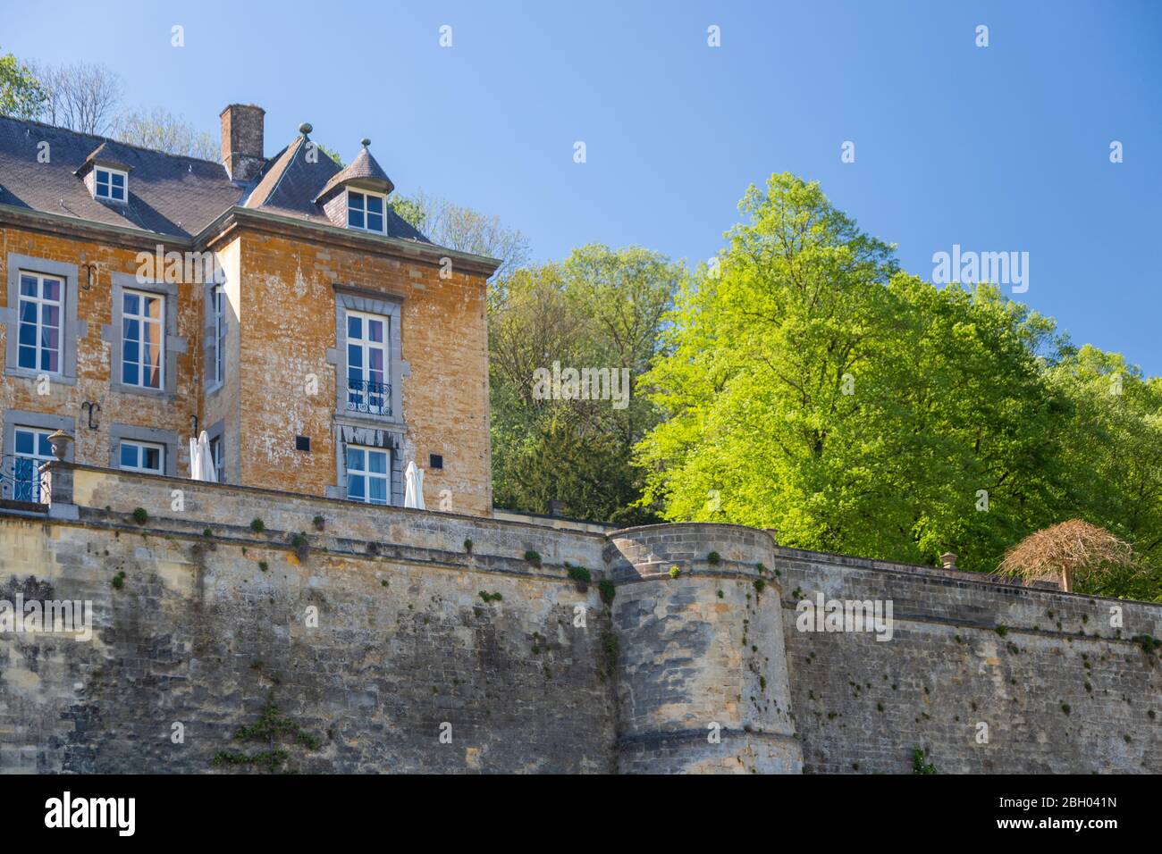 Vue partielle sur un château situé à la frontière néerlandaise - Belgique, donnant l'idée d'être dans le sud de la France et dans la vallée de la Loire Banque D'Images