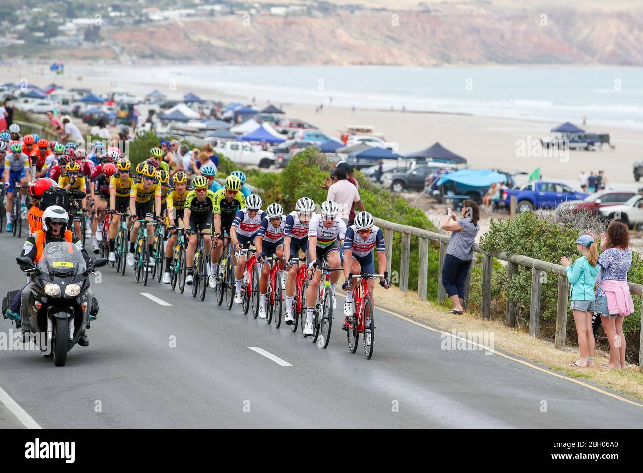 ADÉLAÏDE, AUSTRALIE MÉRIDIONALE - 26 JANVIER 2020 : Team et Trek-Segafredo mènent le peleton à Aldinga Beach à l'étape 6 de McLaren Vale à Willunga Hill Banque D'Images