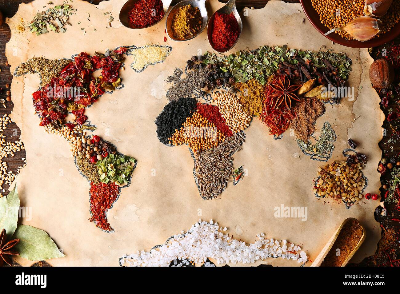 Carte du monde faite de différents types d'épices, gros plan Photo ...