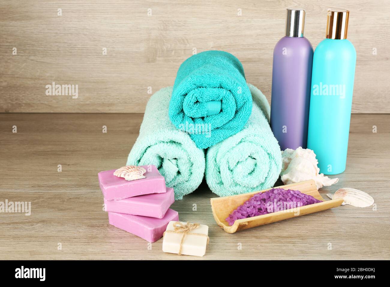 Composition spa avec serviettes et sel de mer sur fond en bois Banque D'Images