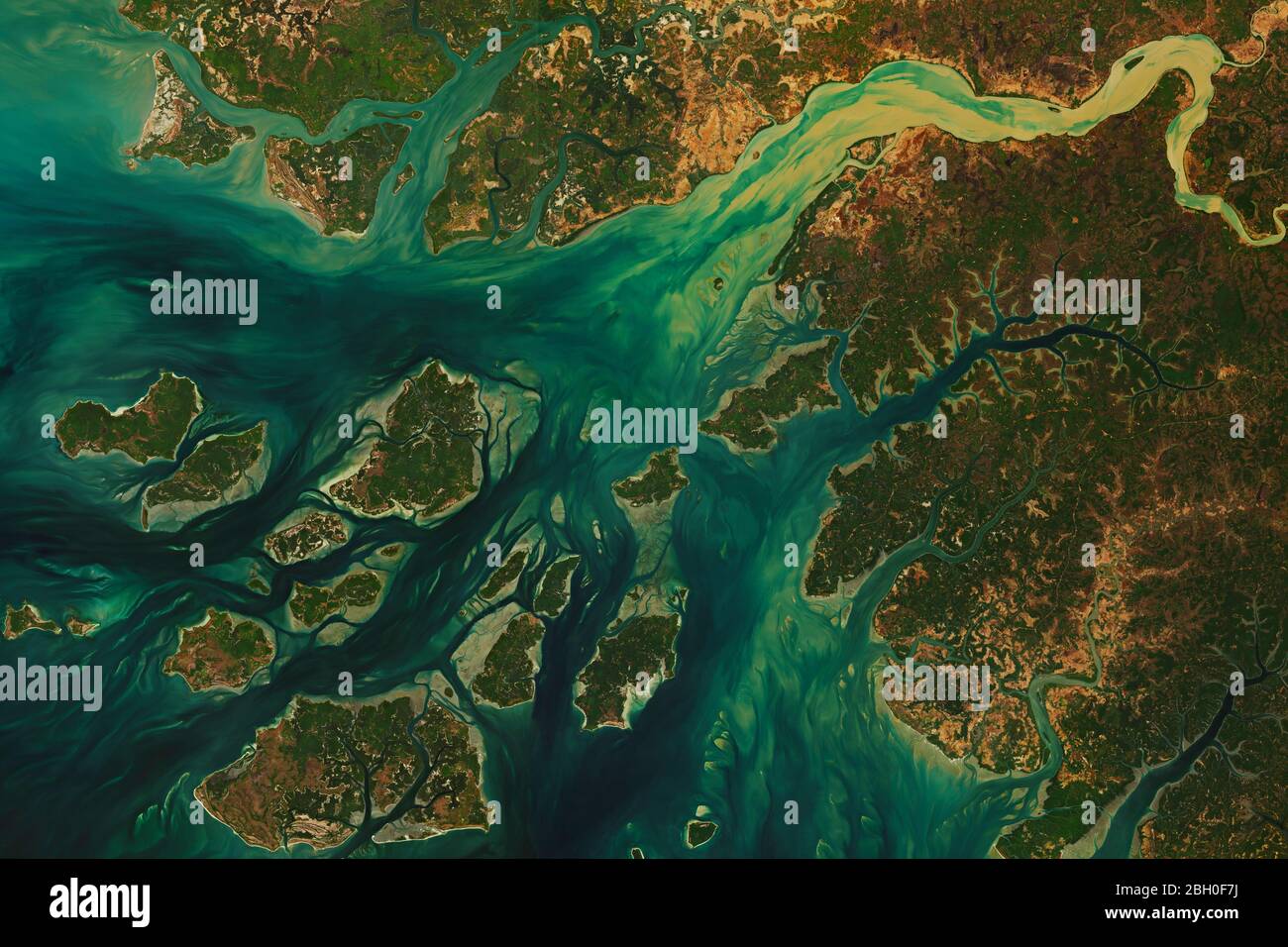 Image satellite haute résolution du Parc national marin des îles João Vieira-Poilão et de la côte ouest de la Guinée-Bissau - contient des Copernicus modifiés Banque D'Images Image satellite haute résolution du Parc national marin des îles João Vieira-Poilão et de la côte ouest de la Guinée-Bissau - contient des Copernicus modifiés Banque D'Images