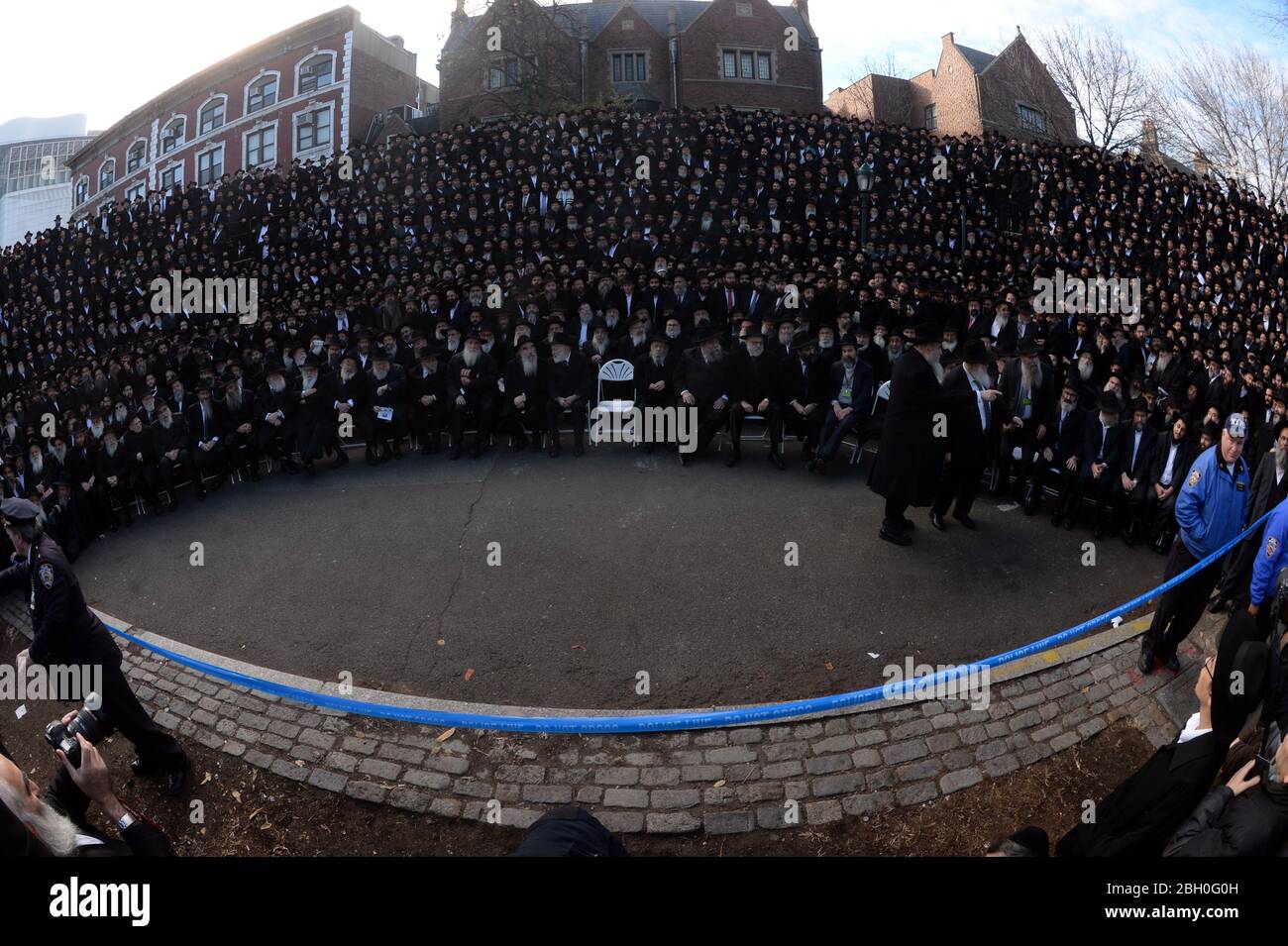 Manhattan, États-Unis d'Amérique. 27 novembre 2016. NEW YORK, NY - 27 NOVEMBRE : des milliers de rabbins Hasidic barbu, vêtus de vêtements Hasidic traditionnels, se trouvent à l'extérieur de leur siège mondial pour leur « photo de classe » devant le QG de Chabad-Lubavitch, 770 Eastern Pkwy, Brooklyn, le 27 novembre 2016 à New York personnes : Chabad-Lubavitch crédit : Groupe médias tempêtes/Alay Live News Banque D'Images