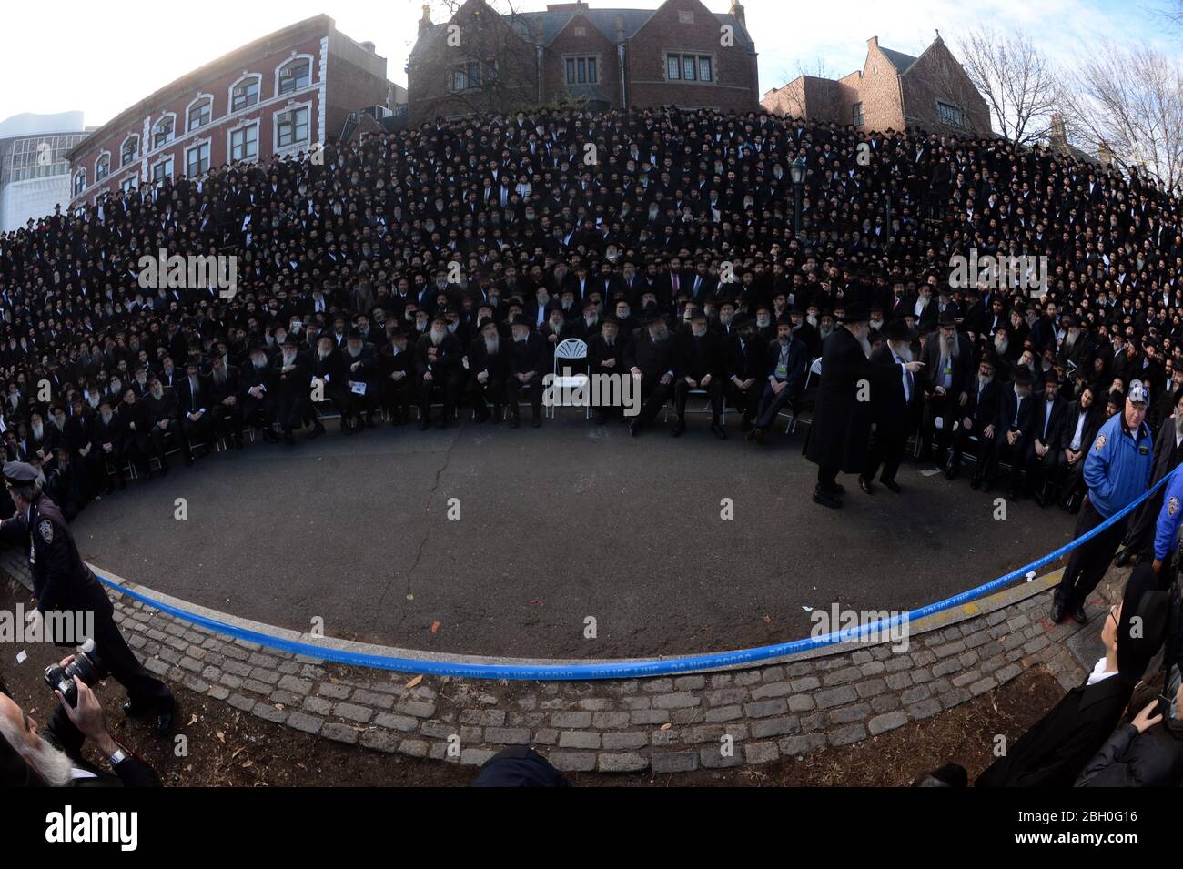 Manhattan, États-Unis d'Amérique. 27 novembre 2016. NEW YORK, NY - 27 NOVEMBRE : des milliers de rabbins Hasidic barbu, vêtus de vêtements Hasidic traditionnels, se trouvent à l'extérieur de leur siège mondial pour leur « photo de classe » devant le QG de Chabad-Lubavitch, 770 Eastern Pkwy, Brooklyn, le 27 novembre 2016 à New York personnes : Chabad-Lubavitch crédit : Groupe médias tempêtes/Alay Live News Banque D'Images