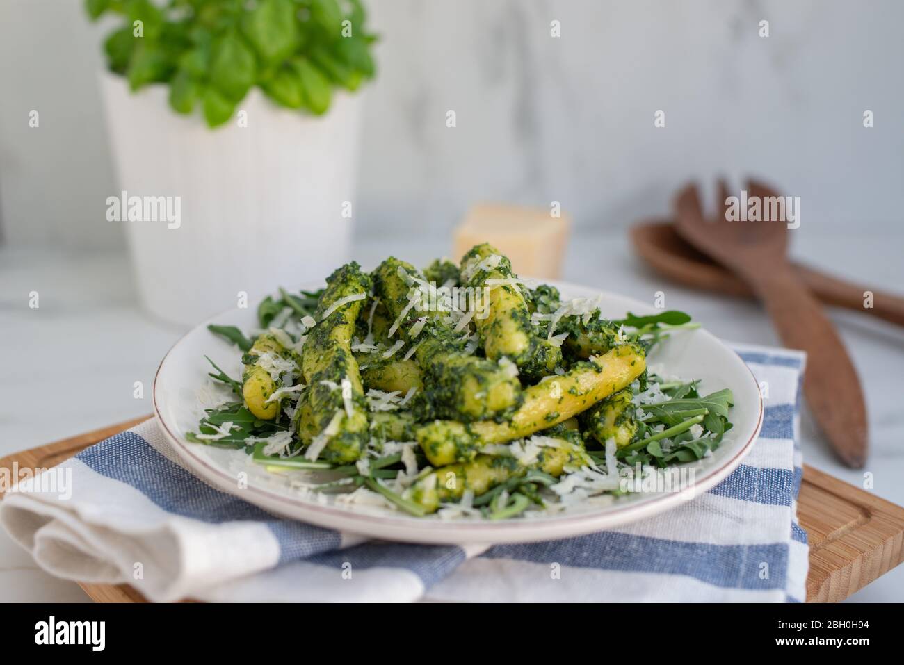 Nouilles de pomme de terre allemandes en forme de doigt avec pesto d'ail sauvage Banque D'Images