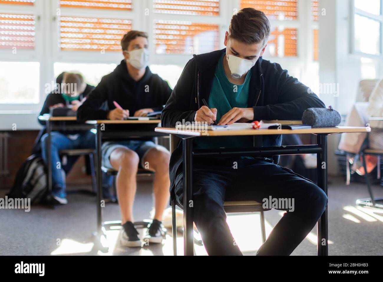 Haltern am See, Allemagne. 23 avril 2020. Les élèves de l'année d'examen de départ scolaire 2020 sont assis dans leur salle de classe à l'école Joseph König Grammar pour préparer les examens. Près de six semaines après la fermeture des écoles en Rhénanie-du-Nord-Westphalie en raison de la crise de la couronne, nombre d'entre elles ouvrent maintenant leurs portes pour la première fois pour des milliers de candidats à l'examen. Crédit: Rolf Vennenbernd/dpa/Alay Live News Banque D'Images