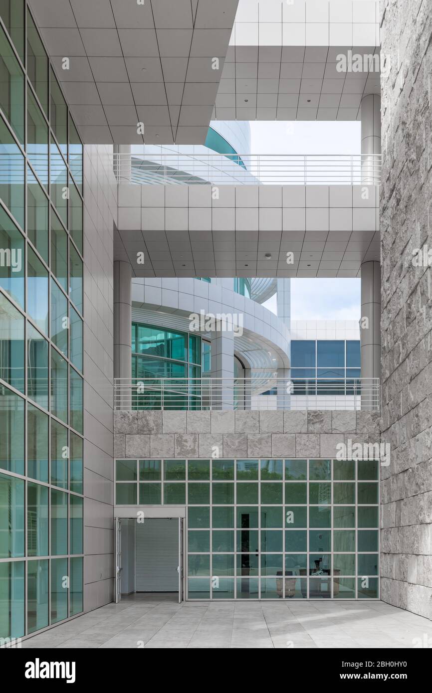 Vue latérale du musée Getty Center, avec sa façade en verre, acier et marbre Banque D'Images