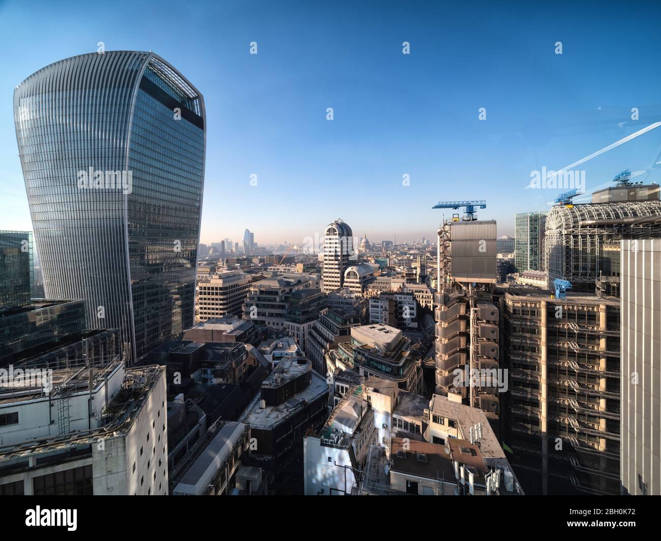 Vue sur la ville de Londres en direction de l'ouest vers le West End montrant 20 Fenchurch Street et le Lloyds Building au premier plan, janvier 2020 Banque D'Images