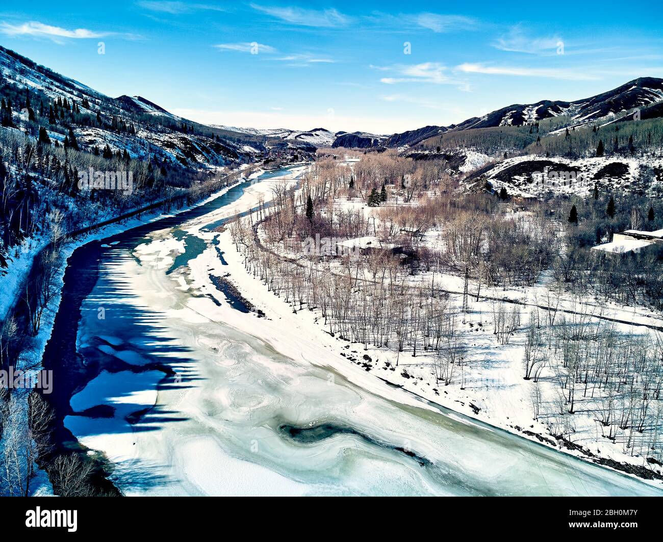 Vue panoramique aérienne: Beau paysage printanier: La rivière Ulba au Kazakhstan se réveille de sommeil d'hiver - dérive de glace - la neige et la glace fondent en t Banque D'Images