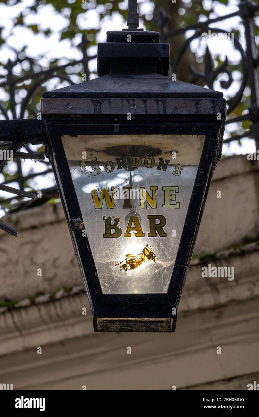 Lampe à gaz victorienne au-dessus du bar à vin de Gordon, dans Villiers Street, près de Charing Cross, Cité de Westminster, Londres Banque D'Images