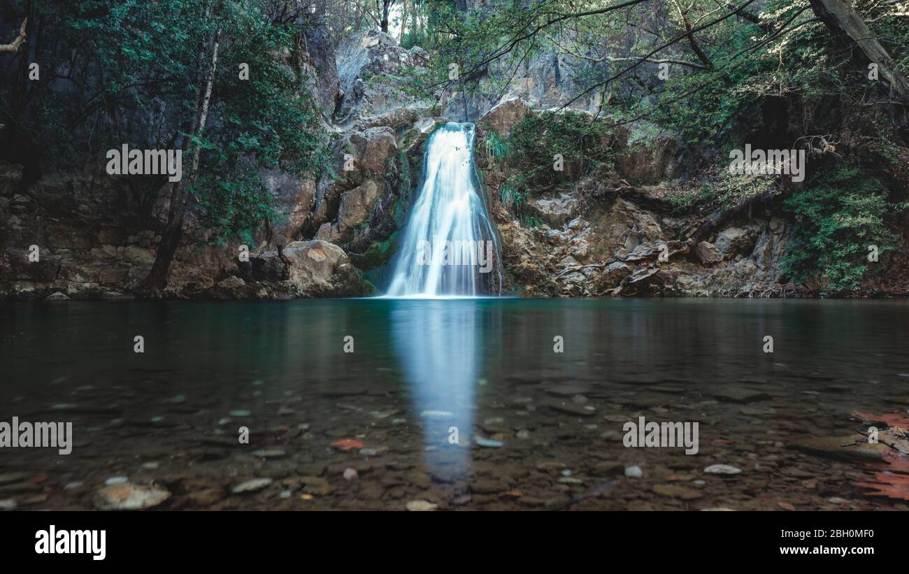 Vue sur une magnifique cascade pittoresque à Kocacay Deresi, Antalya, Turquie. Banque D'Images Vue sur une magnifique cascade pittoresque à Kocacay Deresi, Antalya, Turquie. Banque D'Images