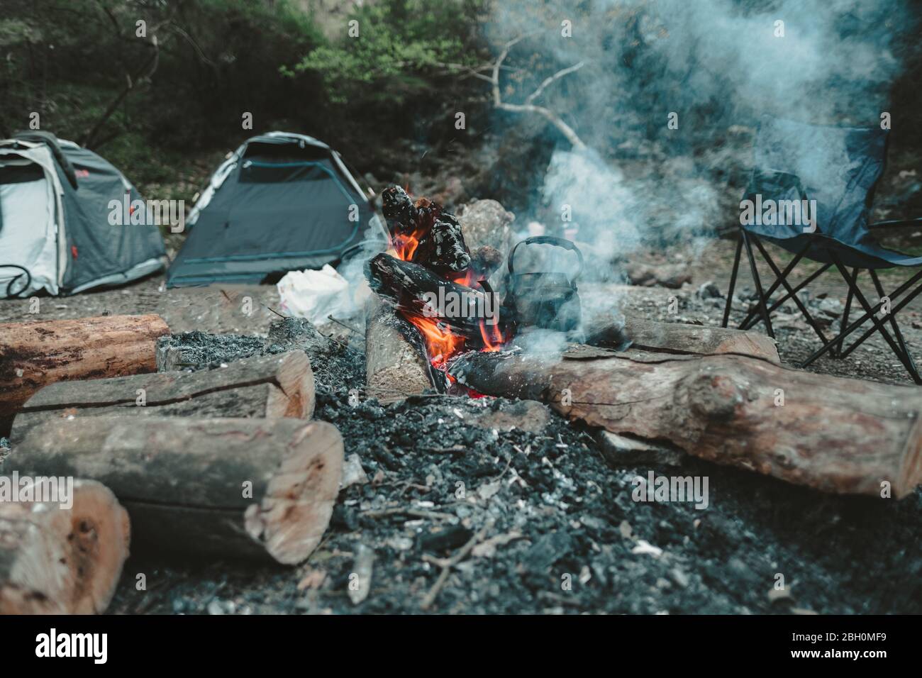 Petit camp avec fumée du feu de camp par chute d'eau à Eksili, Antalya, Turquie. Banque D'Images Petit camp avec fumée du feu de camp par chute d'eau à Eksili, Antalya, Turquie. Banque D'Images