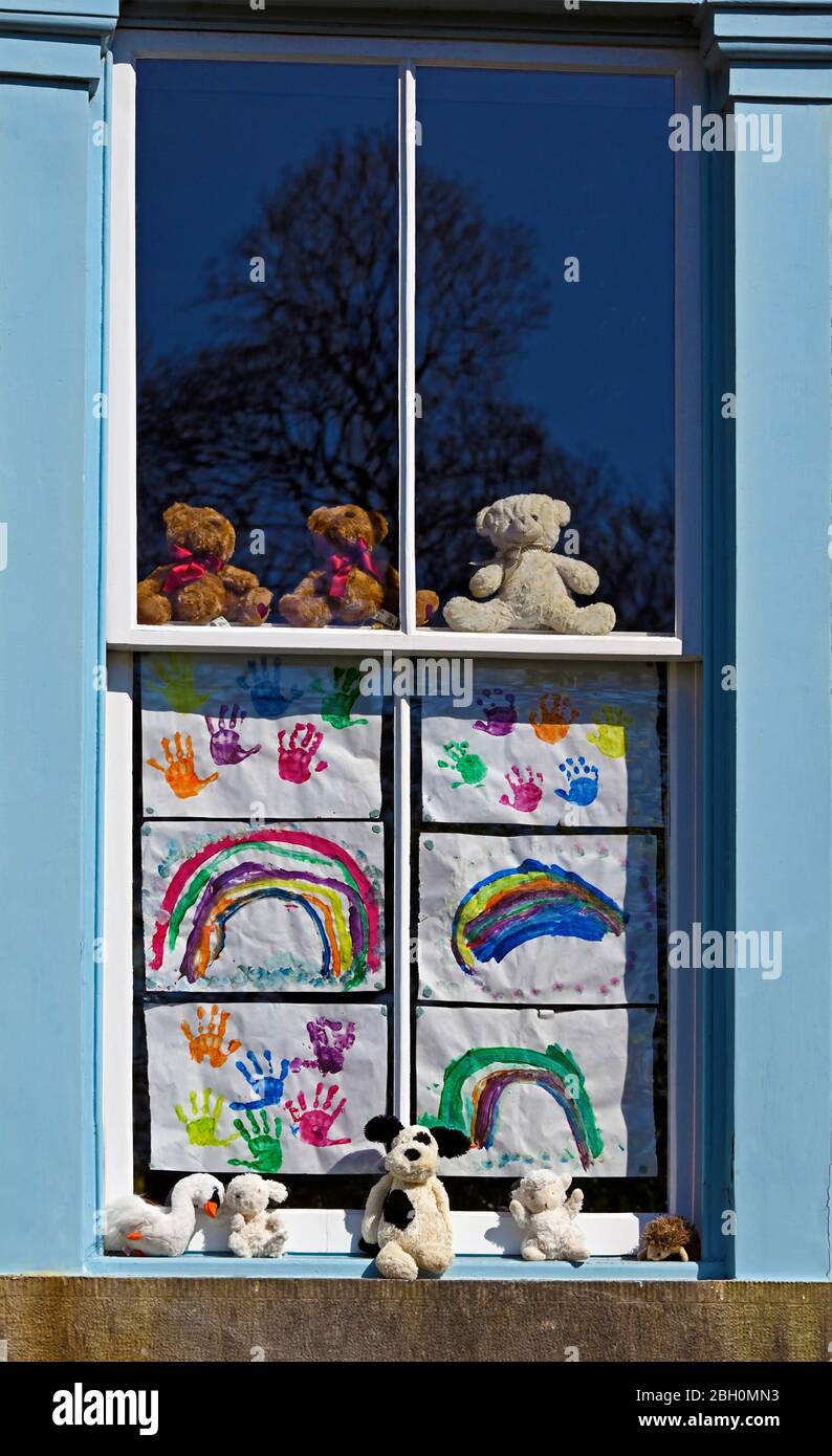 Jouets et tableaux pour enfants dans la fenêtre de la maison. Greenside, Kendal, Cumbria, Angleterre, Royaume-Uni, Europe. Banque D'Images