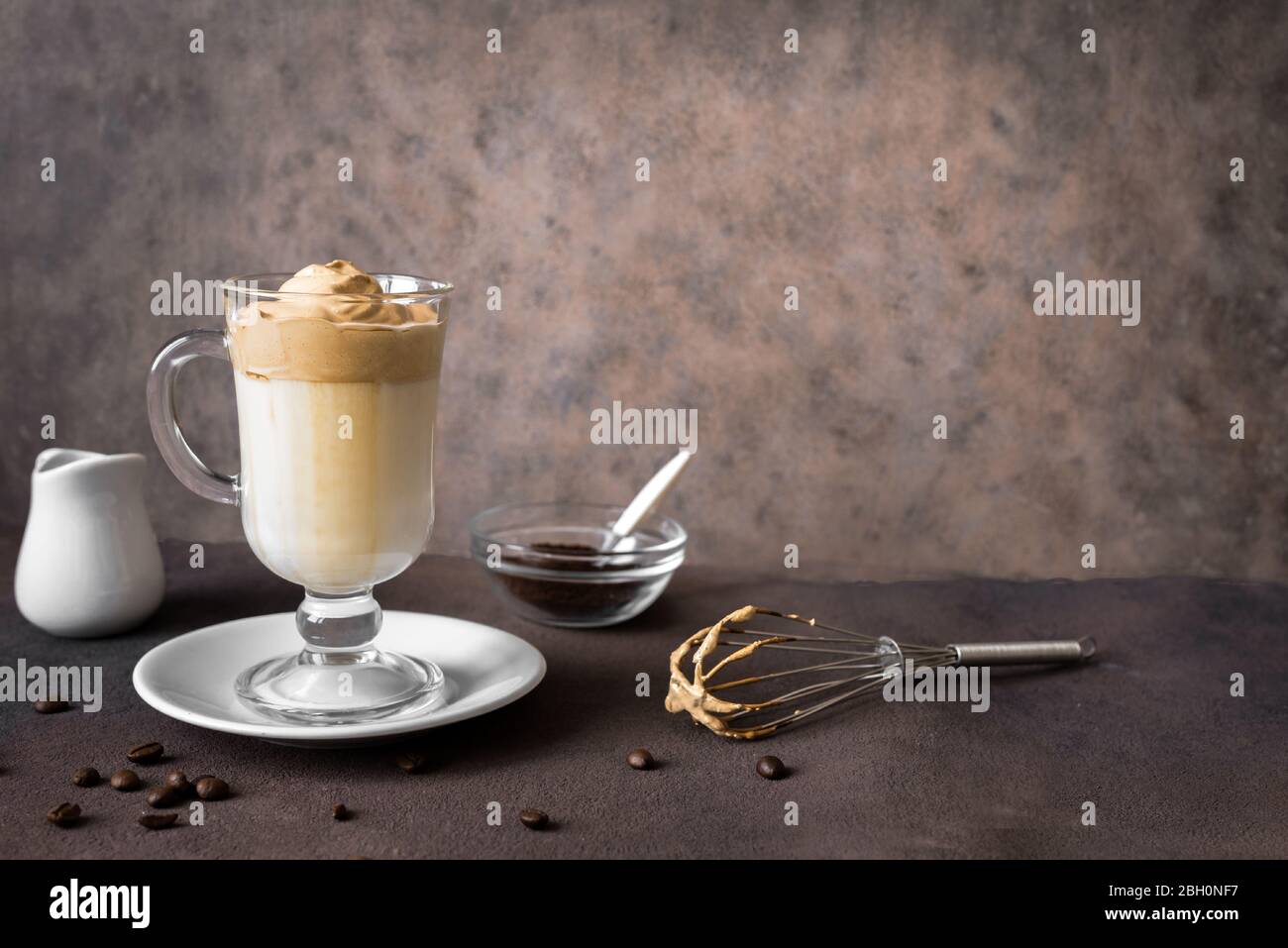 Café Dalgona. Recette coréenne tendance de café fouetté, de latte inversée ou de café dalgona maison, espace de copie. Banque D'Images