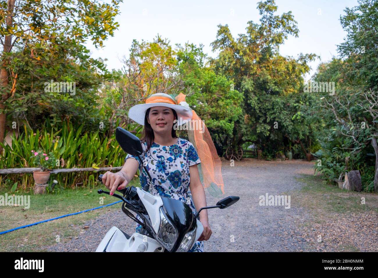 Belle fille thaïlandaise sur moto. Femme thaïlandaise portant un chapeau Banque D'Images