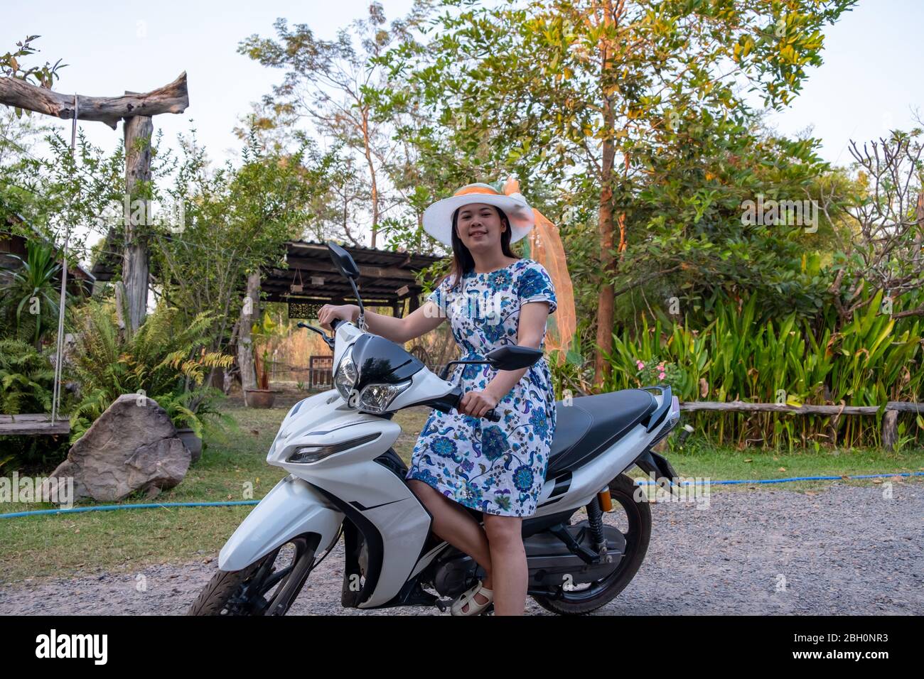 Belle fille thaïlandaise sur moto. Femme thaïlandaise portant un chapeau Banque D'Images