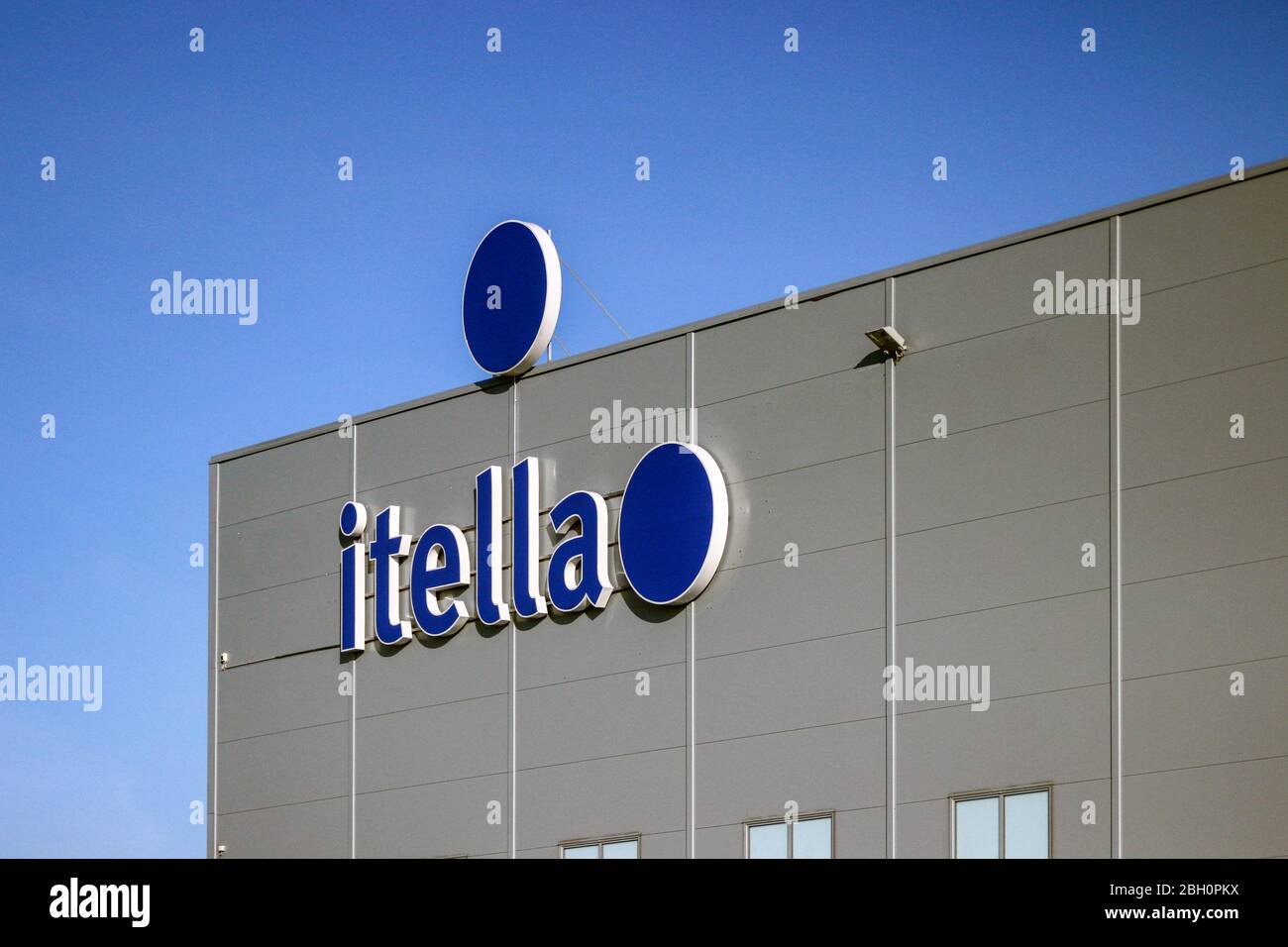 Lampes au néon Itella sur le centre logistique de Lieto à Lieto, Finlande Banque D'Images