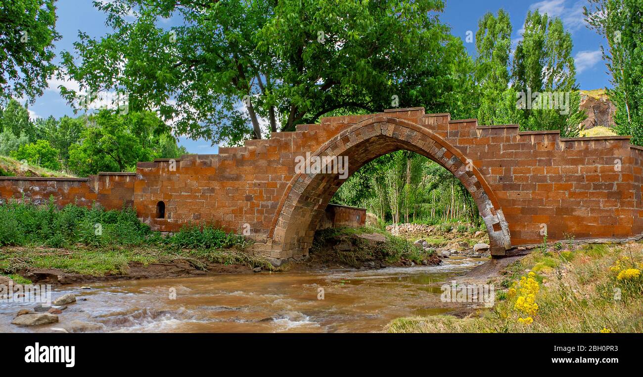 Pont historique construit par les Turcs Selcuk, connu aussi sous le nom de pont Bayindir à Ahlat, province de Bitlis, Turquie Banque D'Images