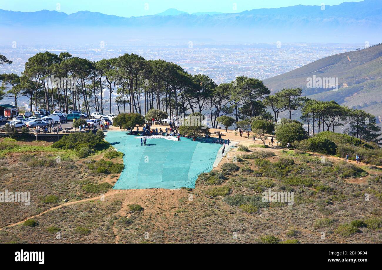 Vue aérienne du patin de lancement du parapente sur le Lions Head avec Table Mountain en arrière-plan Banque D'Images