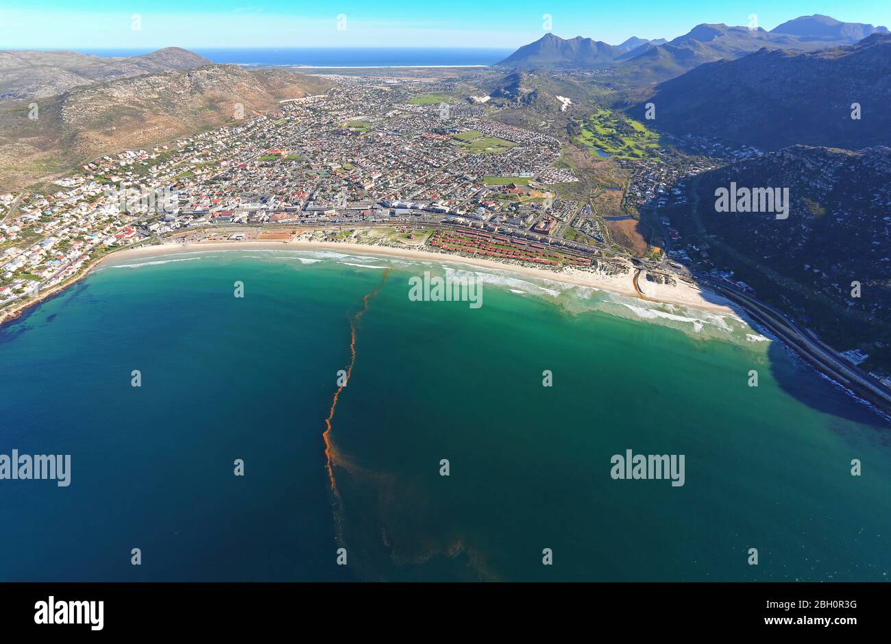 Photo aérienne de la marée rouge à Fish Hoek Beach avec Noordhoek en arrière-plan Banque D'Images