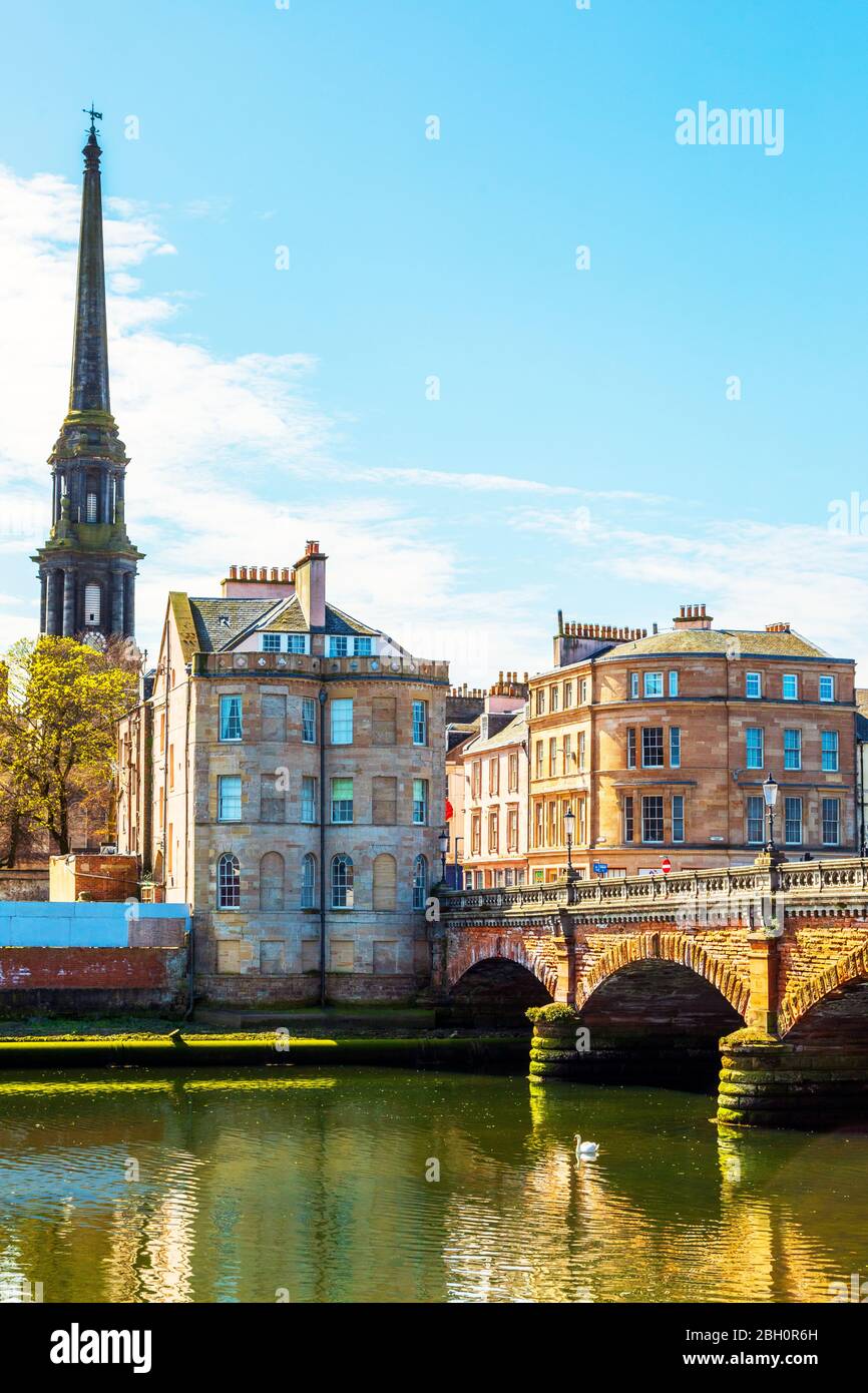 New Bridge, Ayr en face de la rivière Ayr au port d'Ayr, avec vue au sud de la spire de l'hôtel de ville d'Ayr, Ayr, sud Ayrshire, Écosse, Royaume-Uni Banque D'Images