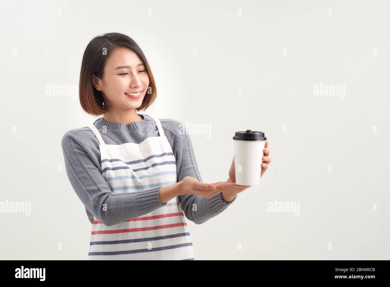 Tasse à café à emporter par un barista, un serveur ou un professionnel Banque D'Images