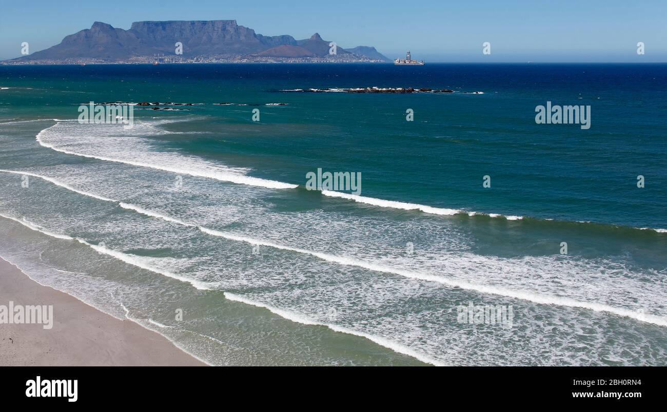 Photo aérienne de Big Bay Beach avec Table Mountain en arrière-plan Banque D'Images