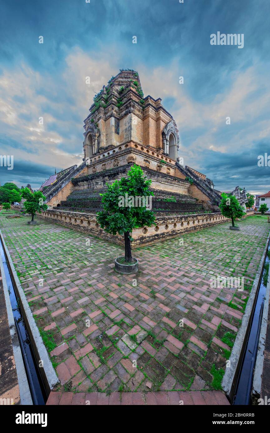 Vestiges du temple bouddhiste historique connu sous le nom de Wat Chedi Luang, à Chiang Mai, Thaïlande Banque D'Images