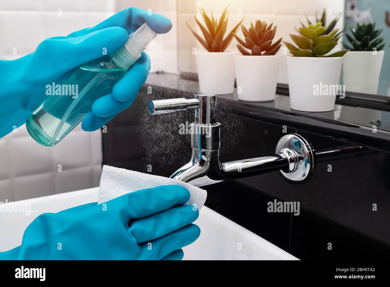 désinfecter, désinfecter, hygiène, nettoyer le personnel à l'aide d'un spray à base d'alcool sur le robinet, d'un hydratant et d'une zone fréquemment touchée pour le nettoyage et la prévention de g Banque D'Images