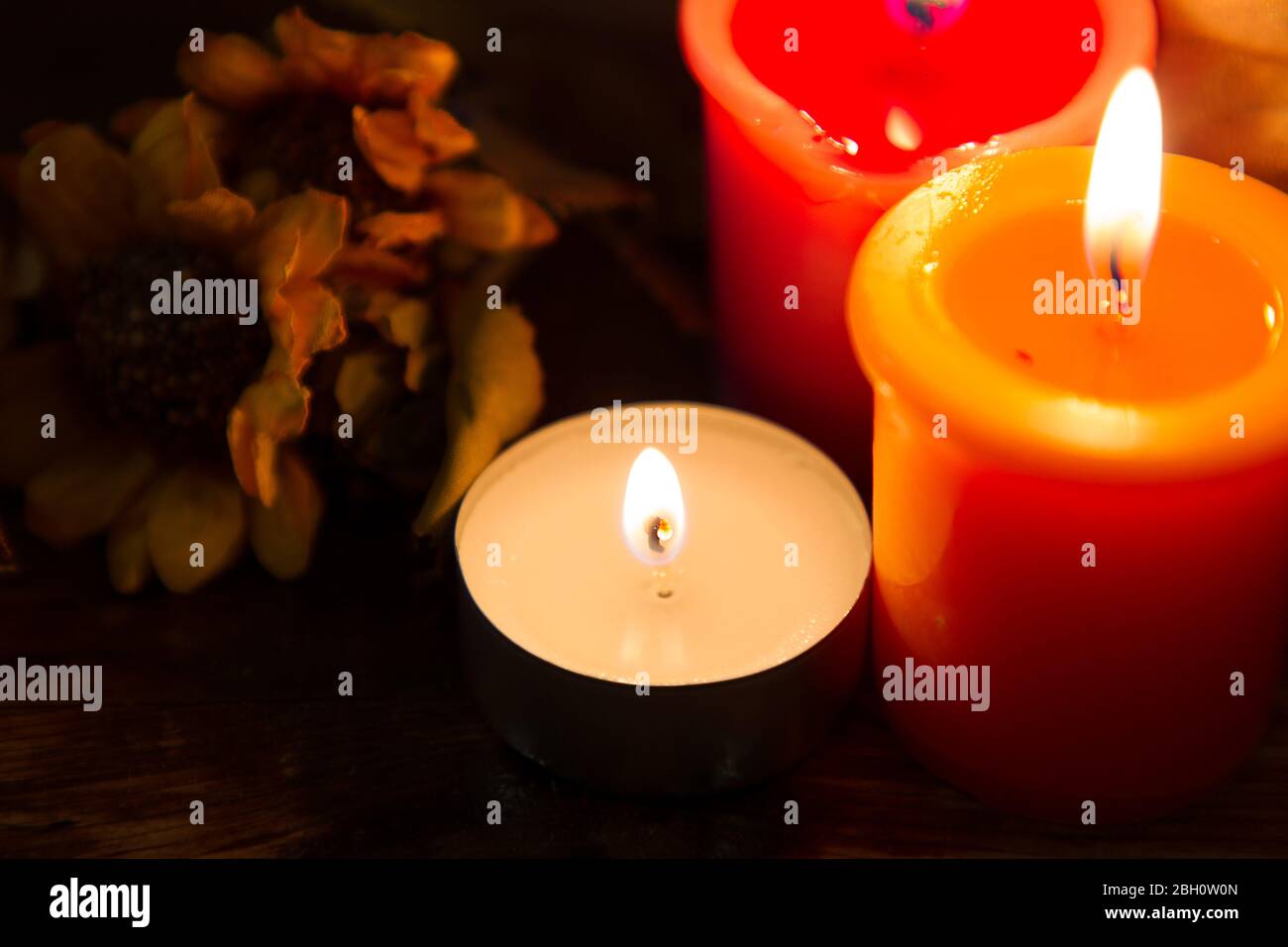 série de bougies colorées qui créent une atmosphère Banque D'Images