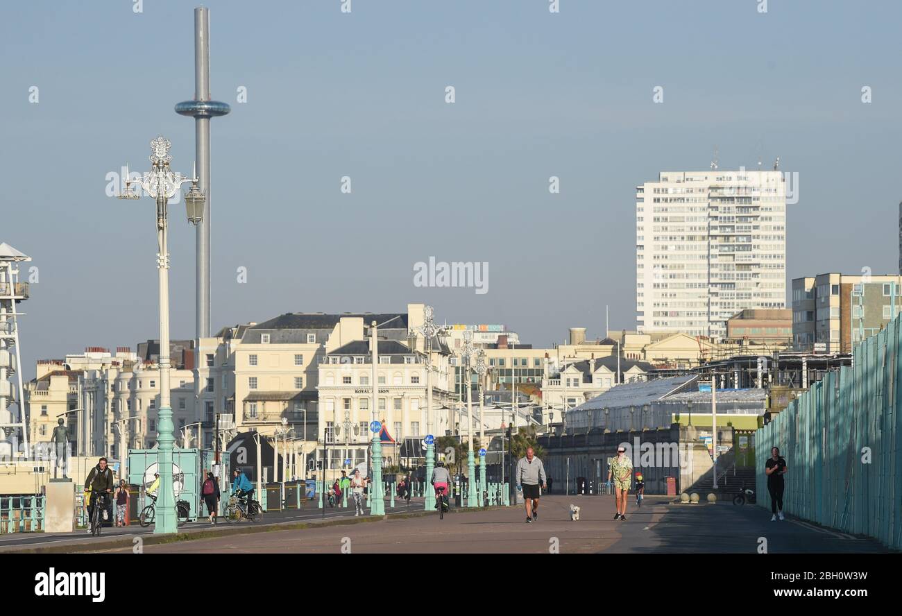 Brighton UK 23 avril 2020 - les gens qui font de l'exercice le long de Madeira Drive Brighton qui est fermé à la circulation sur une belle journée chaude ensoleillée pendant les restrictions de verrouillage pendant la crise pandémique de Coronavirus COVID-19 . Les températures devraient atteindre 25 degrés dans certaines régions du Sud-est aujourd'hui . Crédit: Simon Dack / Alay Live News Banque D'Images