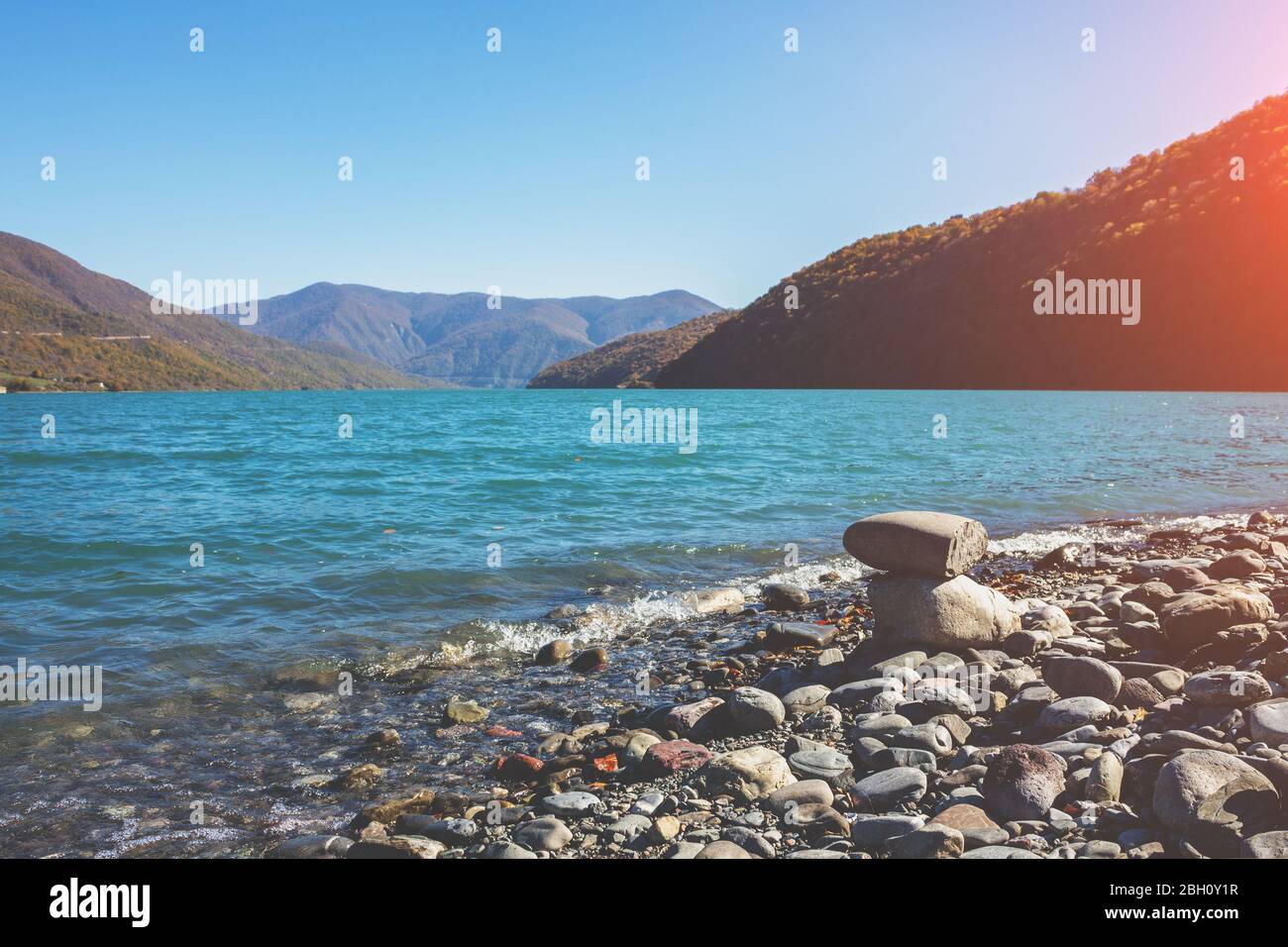 Lac de montagne une journée ensoleillée. Magnifique vue panoramique d'automne sur le réservoir de Zhinvalis dans le pays de Géorgie, en Europe Banque D'Images